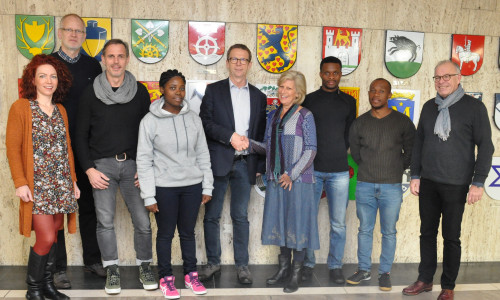 Klaus Mohrs begrüßt Studierende aus Südafrika. Foto: Stadt Wolfsburg