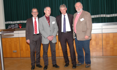 Von links: Walter Strauß (Geschäftsführer der Bäder, Sport und Freizeit Salzgitter GmbH), Jürgen Prokop, Oberbürgermeister Frank Klingebiel und Harald Wintjen. Foto: Stadt Salzgitter