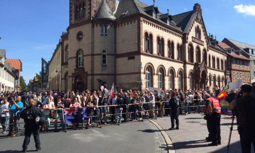 Rund 1.000 Gegendemonstranten stehen gut 80 Anhängern der Partei "Die Rechte Harz" gegenüber. Foto: Anke Donner