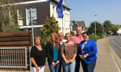 Die CDU-Europaabgeordnete Lena Düpont (rechts) bei ihrem Antrittsbesuch in Wolfenbüttel. Ihre Parteifreunde hatten zu ihrer Begrüßung die Europaflagge gehisst. Foto: CDU