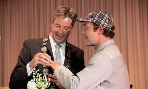 Oberbürgermeister Oliver Junk steckt dem Musiker Axel Bosse den Paul-Lincke-Ring an - er passt! Foto: Marvin König