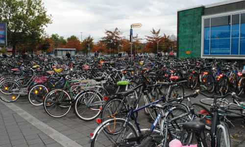 Viele Fahrräder am Bahnhof. (Archiv)