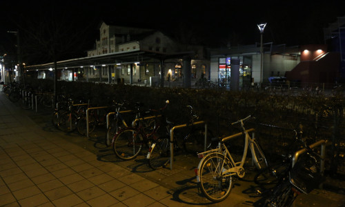 Ist es hier an der Fahrrad-Abstellanlage am Bahnhof zu dunkel? Foto: Werner Heise