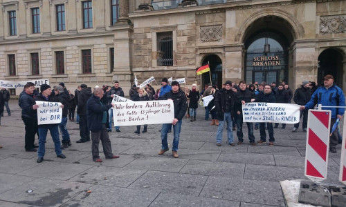  In der Region sind nach einem Aufruf im sozialen Netzwerk Facebook am Sonntag Menschen auf die Straße gegangen, um gegen eine angebliche Vergewaltigung einer 13-Jährigen in Berlin zu demonstrieren. Foto: Sergei Graf