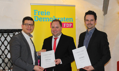 Der FDP-Kreisvorsitzende Björn Försterling überreicht Markus Dietl und Pierre Balder (v.l.n.r.) Ehrennadeln und Urkunden zur 20-jährigen Parteimitgliedschaft. Foto: Sina Ciesielski