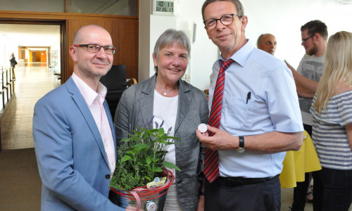 Peter Wagner (Vorsitzender Gesamtpersonalrat), Lucie Pötter-Brandt, Oberbürgermeister Klaus Mohrs. Foto: Stadt Wolfsburg