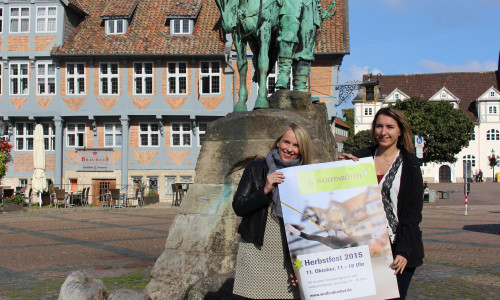 Corinna Düe und Anna Wohlert-Boortz vom Veranstaltungsmanagement der Stadt Wolfenbüttel laden zum diesjährigen Herbstfest. Foto: Jan Borner