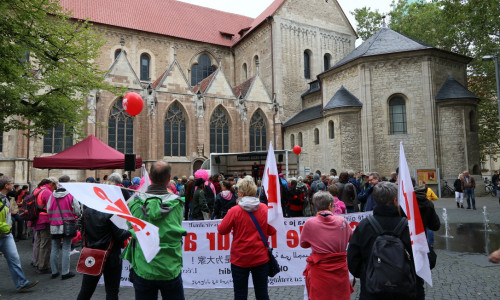 Das Braunschweiger Bündnis gegen Rechts feierte seinen 20. Geburtstag mit einer Kundgebung, Livemusik und einem Demonstrationszug auf die Innenstadt. Foto: David Janzen