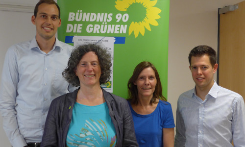 Die Kandidatinnen für die Bundestags- und Landtagswahl, Ghalia El Boustami (links) und Ulrike Siemens,mit den Wissenschaftlern aus Hannover, Jan-Hendrik Piel (links) und André Koukal, beim Grünen Dialog zur Zukunft der Windenergie. Foto: Die Grünen