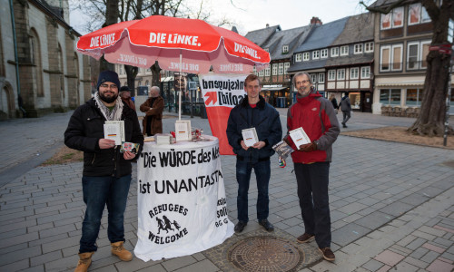 Die Goslarer Linken verteilten am Freitag das Grundgesetzbuch der Bundesrepublik in der Goslarer Innenstadt. Foto: Alec Pein