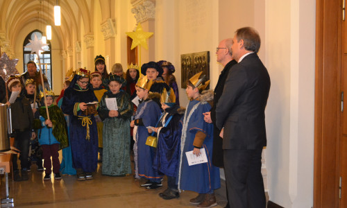 Die Sternsänger besuchten Oberbürgermeister Ulrich Markurth im Braunschweiger Rathaus.

Foto: Katholische Kirche Braunschweig