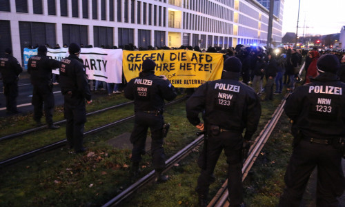 Protest gegen den AfD-Bundesparteitag in Braunschweig im vergangenen Jahr. Das Bündnis gegen Rechts ruft auch zum anstehenden Landesparteitag zu Demonstrationen auf.