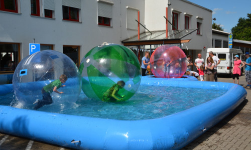 Waterballs gehören zu den Attraktionen für Kinder beim Sommerfest der Lebenshilfe. Foto: Lebenshilfe 