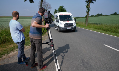 Das rbb-Team und das Sozio-Med-Mobil bei den Dreharbeiten im Landkreis Wolfenbüttel. Foto: Axel Svehla