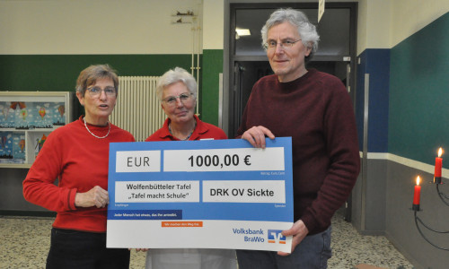 Horst Rimke (rechts) nahm von Margrit Weigelt (links) und Schriftführerin Barbara Klein den Scheck entgegen. Foto: DRK