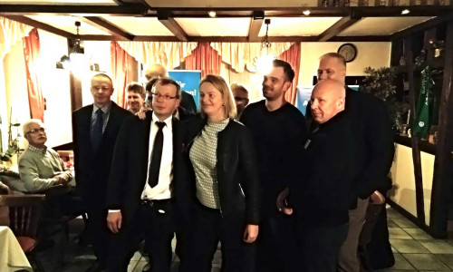 Der neue Kreisvorsitzende Stefan-Marzischewski-Drewes (2. v. li.) neben Dana Guth und dem neuen Kreisvorstand. Foto: AfD