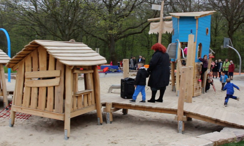 Begeistert stürmten die Kinder den neuen Spielplatz im Laagberg. Fotos: Sandra Zecchino