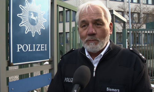 Polizeipressesprecher Reiner Siemers fasst die Geschehnisse zusammen. Foto/video: aktuell24(bm)