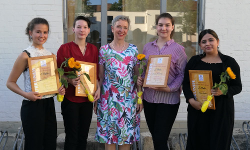 Die Preisträgerinnen mit Präsidentin Michaela Picke. Fotos: Zonta Club Braunschweig, Marion Lenz