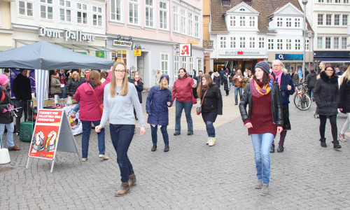 Mitglieder der Ortsgruppe von Solidarität International veranstalteten gemeinsam mit dem Frauenverband Courage einen Flashmob gegen Gewalt an Frauen. Foto/Video: Jan Borner