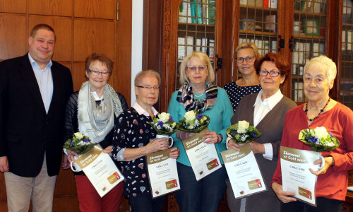 Fünf "Bunte Damen" erhielten die Ehrenamtskarte des Landes Niedersachsen. Foto: Stadt Helmstedt