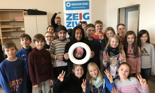 Uwe Klußmann wirbt mit Goetheschülern für Zivilcourage. Fotos: Koschig/WEISSER RING