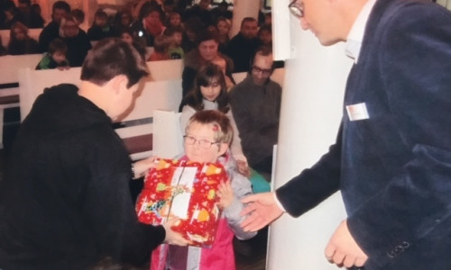 Am vergangenen Freitag war für einige Kinder schon Bescherung. Die Aktion Schneeflocke" brachte Geschenke im Wert von rund 2.500 Euro und wurden von Norbert Schecke überreicht. Foto: Schecke 