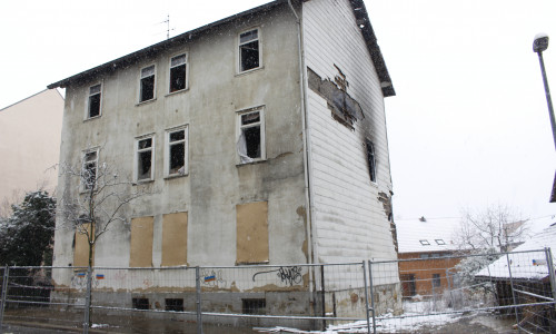 Das Wohnhaus in der Hochstraße nach dem verheerenden Brand. Foto: Nino Milizia