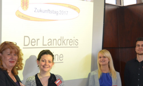 Gewährten Schülern EInblick in die Arbeit des Landkreises: Silke Tödter (von links), Monique Bufe, Katharina Herbst und Niklas Dutke. Foto: Landkreis Peine