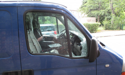 Am Sprinter wurde das Seitenfenster eingeschlagen. Foto: Polizei