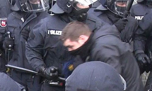Nach dem Angriff auf einen Polizisten im Rahmen des Derbys Braunschweig gegen Hannover werden nun die Hinweise ausgewertet.  Fotos/Video: Landeskriminalamt Hannover
 