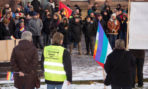 Goslarer Bündnis gegen Rechtsextremismus am Sonntag vor dem ehemaligen Standesamt in der Rosentorstraße. Foto: Alec Pein