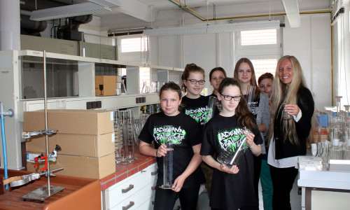 Schülerinnen und Schüler freuen sich über die Labormaterialien aus der DTA. Foto: Stadt Helmstedt
