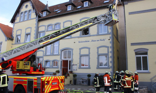 Um kurz nach 14 Uhr gingen in Wiedelah die Sirenen los und mit ihnen wurden weitere Feuerwehren der Stadt Goslar alarmiert. Einsatzort war das Alten-und Pflegeheim "Haus am Harly" in Wiedelah. Fotos/Video: Anke Donner 