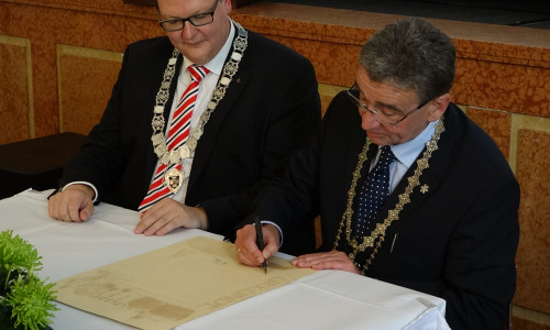 Blankenburgs Bürgermeister Heiko Breithaupt und Wolfenbüttels Bürgermeister Thomas Pink unterzeichneten die Partnerschaftsurkunde. Foto: Stadt Wolfenbüttel-RAE