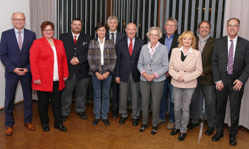 Das neu formierte ehrenamtliche Präsidium des DRK-Kreisverbandes Peine mit (von links) Schatzmeister Andreas Uibel, Jugendrotkreuz-Kreisleiterin Meike Riedel, Kreisbereitschaftsleiter Oliver Kretschmer, der stellvertretenden Präsidentin Ulrike Gräfin von Hardenberg, Justitiar, Schriftführer und Rotkreuzbeauftragter Ewald Lambertz, Präsident Hans-Jürgen Ossenberg, den Beisitzern Jutta von Schwartz, Roland Schönaich und Friederike Jürgens-Hermsdorf sowie Kreisverbandsarzt Andreas Altrock. Rechts Kreisverbands-Vorstand und Geschäftsführer Ralf Niederreiter.  Foto: DRK Peine