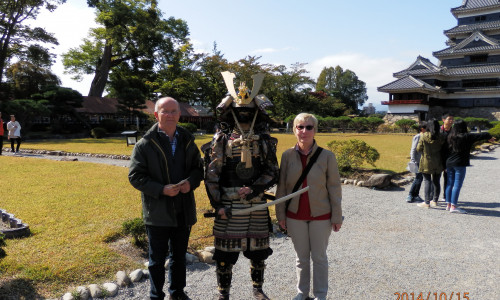 Im traditionsbewussten Japan treten die Museumsführer in der zum Objekt passenden Kleidung auf, wie dieser Samurei ( Kämpfer), der Sibylle und Wolfgang Beyer auf ihrer Japanrundreise durch eine Burg führte. Foto: Privat