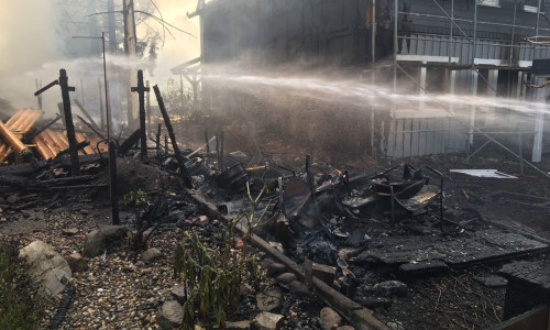 Schutt und Asche: Zwei Wohnhäuser brannten vollständig nieder. Fotos/Video: Aktuell24(KR)