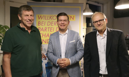 Friedrich Lührs, Björn Försterling und Fritz Rössig (v.l.) diskutierten mit den Gästen über den Nahverkehr. Foto: FDP/Christina Balder