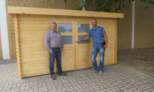 Spielmaterial-Hütte in Essenrode mit Schulleiter Frank Lange und Bauamtsleiter Marco Schulz. Foto: Gemeinde Lehre