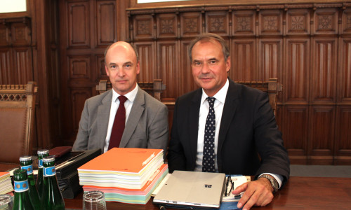 Stadtkämmerer Christian Geiger und der scheidende Oberbürgermeister Ulrich Markurth. (von links). Foto: Robert Braumann