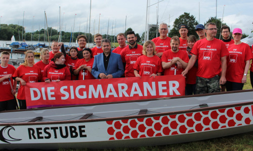 Das Drachenboot-Team "Sigmaraner" hatten am Freitag Besuch von seinem Namenspatron. Fotos: Frederick Becker