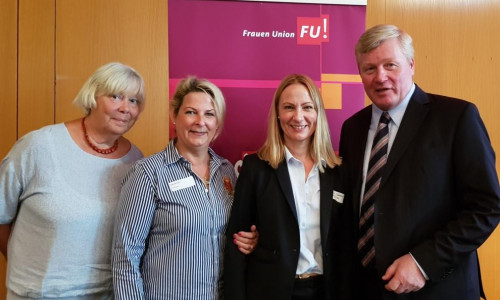 Die Wolfenbütteler Frauen Union, vertreten durch (v. l.) Susanne Gartung, Gabriele Otto (Vorsitzende) und Martina Sharman (Kandidatin Europawahl), freute sich über das Treffen mit dem CDU-Vorsitzenden Dr. Bernd Althusmann. Foto: privat
