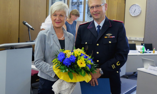 Landrätin Christiana Steinbrügge gratuliert Markus Rischbieter zur erneuten Ernennung. Foto: Landkreis Wolfenbüttel
