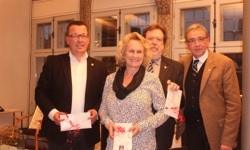 Die stellvertretenden Bürgermeister Jürgen Selke-Witzel, Katrin Rühland und Heinz-Rainer Bosse erhielten für ihre Tätigkeit kleine Präsente von Bürgermeister Thomas Pink. Foto: Anke Donner 