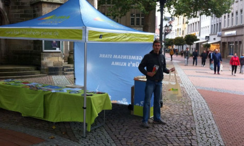 Christoph Petersen verteilt Stoffbeutel in der Peiner Fußgängerzone. Foto: Klimaschutzagentur
