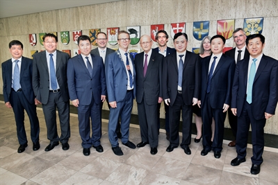Oberbürgermeister Klaus Mohrs (Mitte) empfing eine chinesische Delegation um Oberbürgermeister Liu Xin (Changchun, 5. v.r.) und Liu Yigong (Präsident der FAW-Volkswagen, 3. v.l.). Foto: Lars Landmann