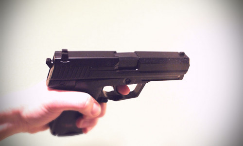 Beim Überfall auf einen Discountmarkt wurde gestern Abend eine 18-Jährige mit einer Schusswaffe bedroht. Symbolfoto: Alexander Panknin