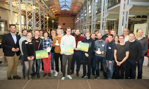 Die drei erstplatzierten Teams beim Smart City Hackathon von Braunschweig Zukunft GmbH und Volkswagen Financial Services erhielten insgesamt 1.000 Euro Preisgeld. Foto: Braunschweig Zukunft GmbH/Philipp Ziebart