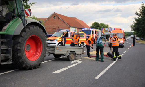 Der Bauer hilft bei der Säuberung der Straße. Foto: Rudolf Karliczek